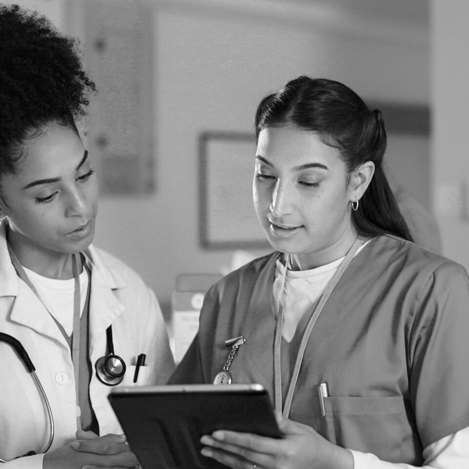 SINGLE-IMAGE_doctor-and-nurse-consult-tablet_aug25