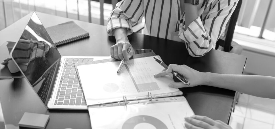 SINGLE-IMAGE_brainstorming-of-businesswoman-pointing-graph-infront-of-laptop_may24